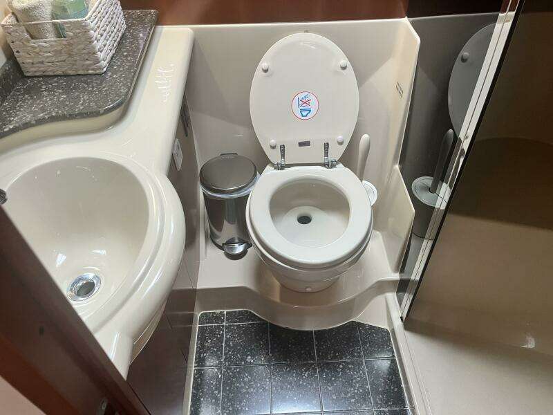 2008 Cruisers Yachts 390 Sport Coupe