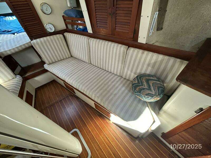 36' S2 salon starboard seating1