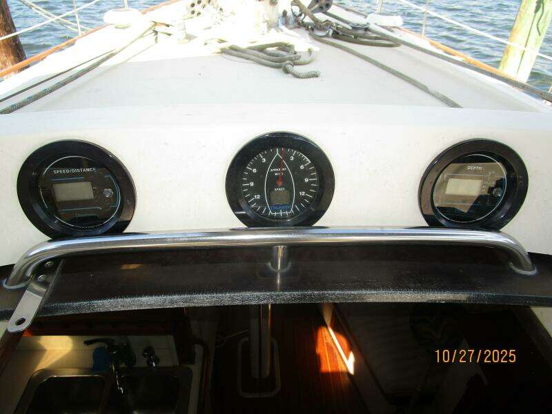 36' S2 cockpit forward electronics