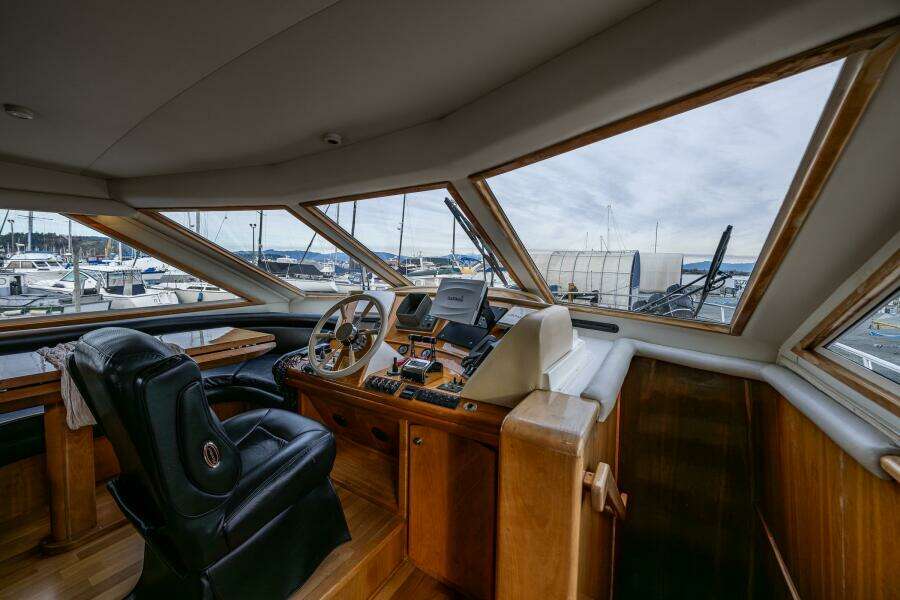 2001 Navigator 61 Pilothouse