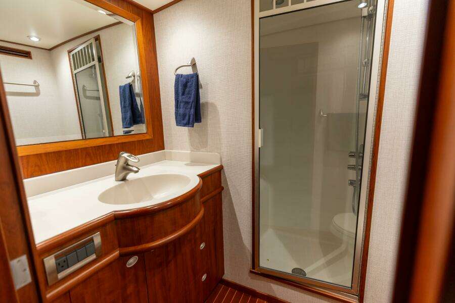 2006 Jim Smith 68 Convertible- Master Stateroom Head