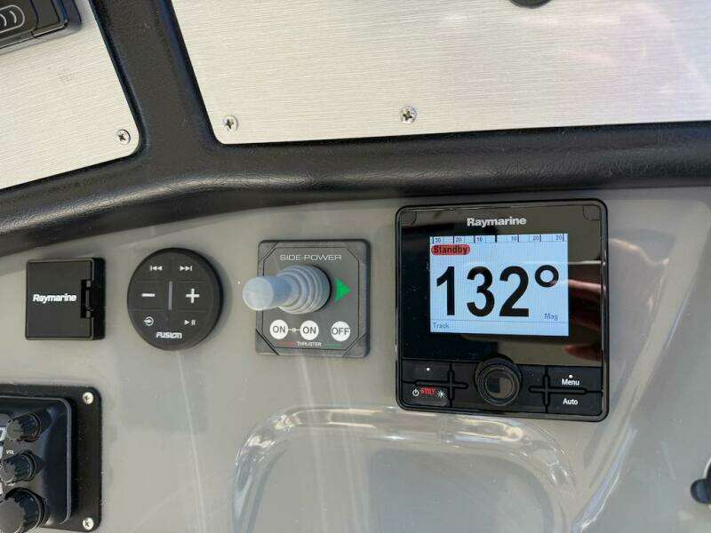 2006 Cruisers Yachts 415 Express