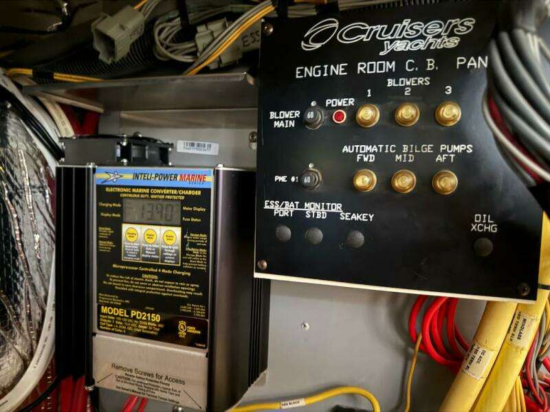 2006 Cruisers Yachts 415 Express