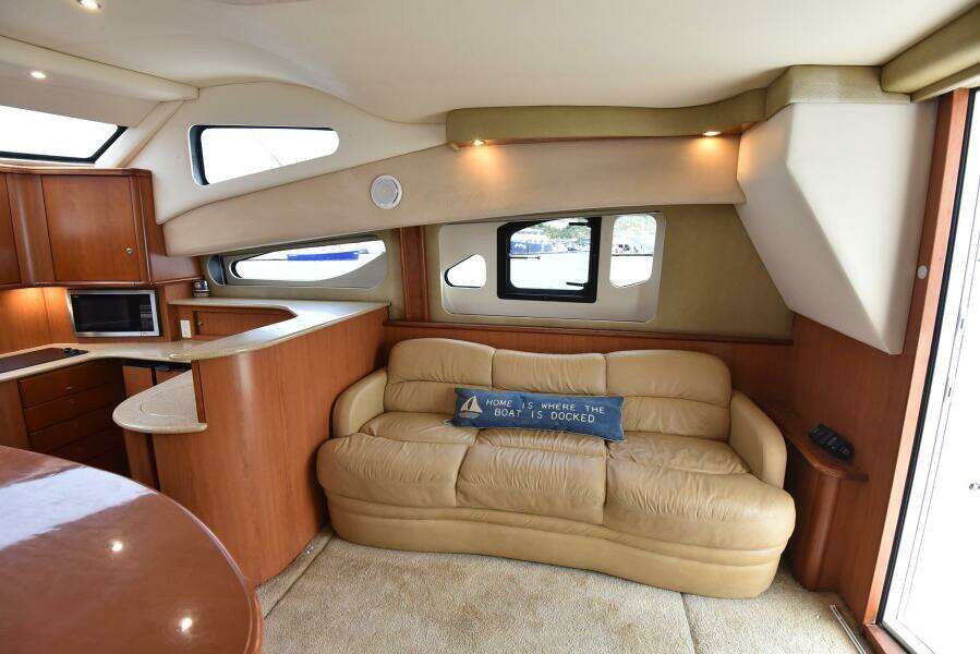 2010 38 Silveron Sedan Bridge - Pura Vida