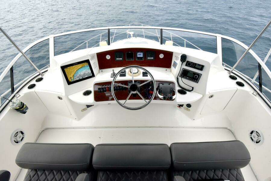 2010 38 Silveron Sedan Bridge - Pura Vida