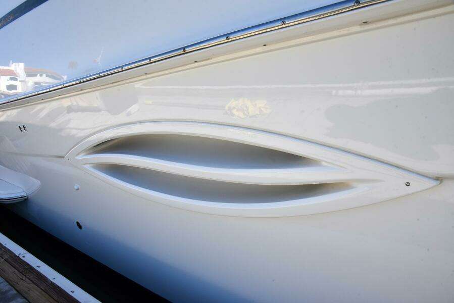 2010 38 Silveron Sedan Bridge - Pura Vida