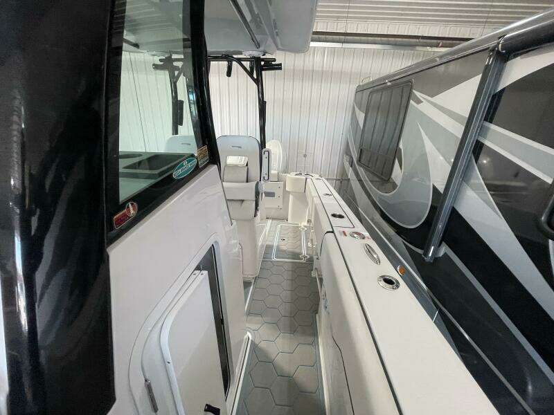 2025 Stingray 253 Center Console