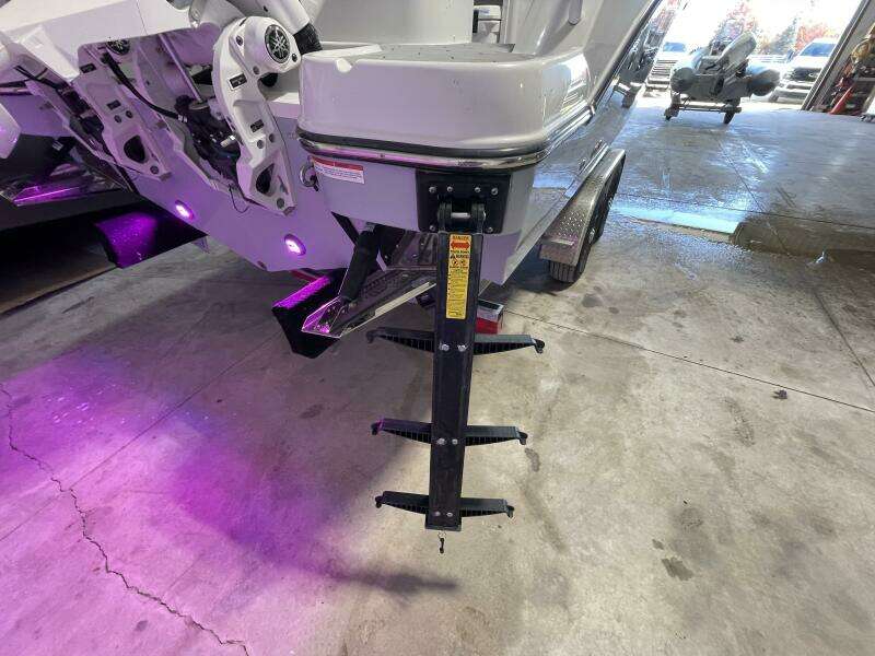 2025 Stingray 253 Center Console