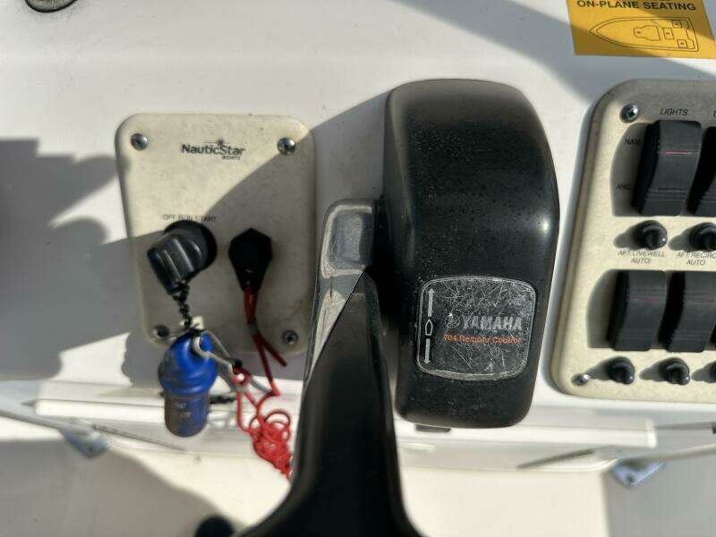 2008 NauticStar 2400 NauticBAY