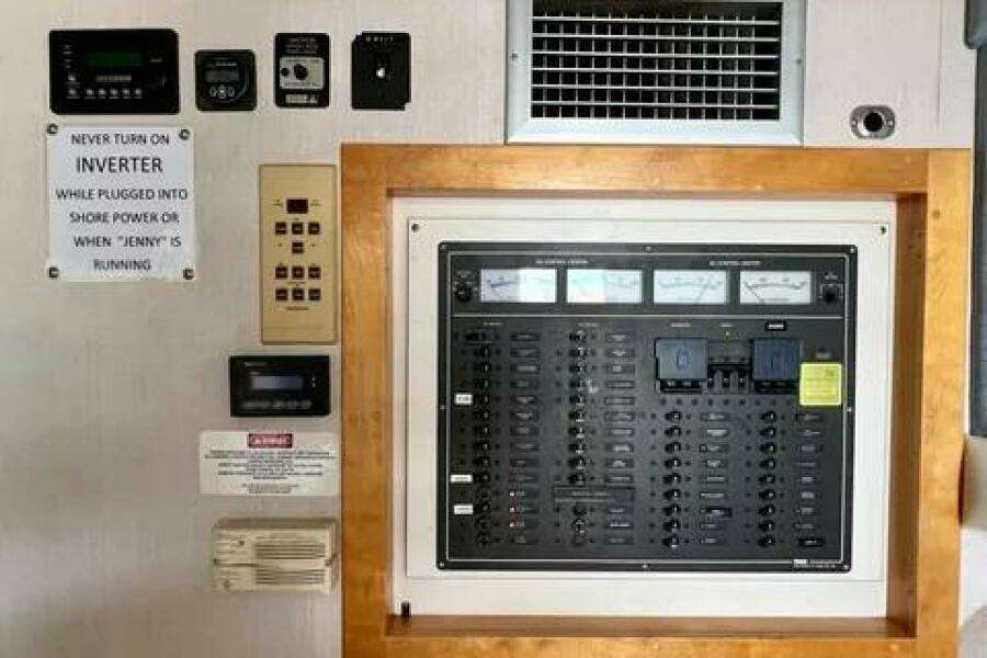 1996 Cruisers Yachts 4285 Express Bridge