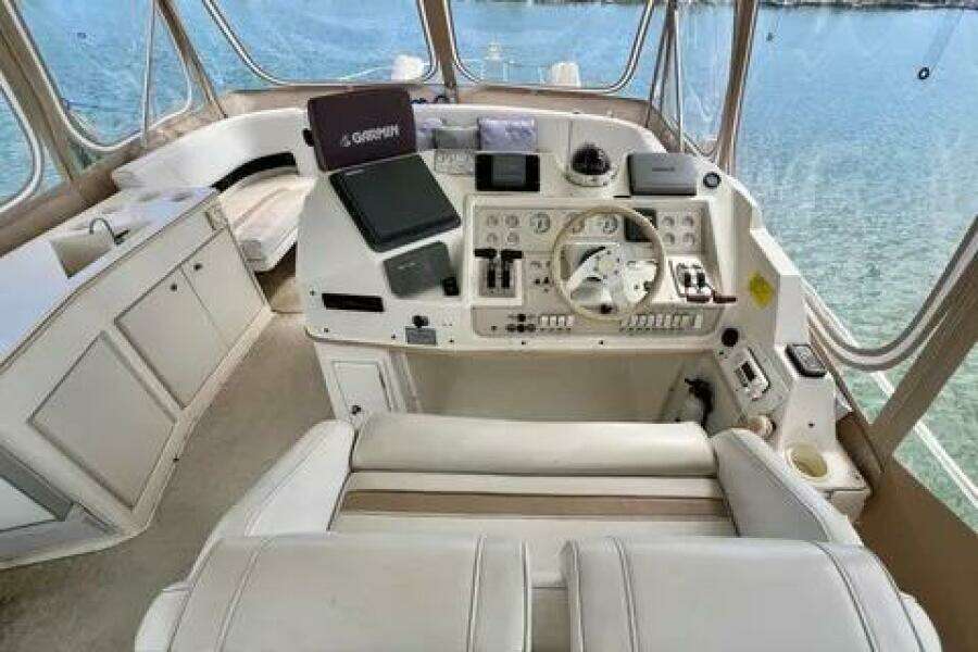 1996 Cruisers Yachts 4285 Express Bridge