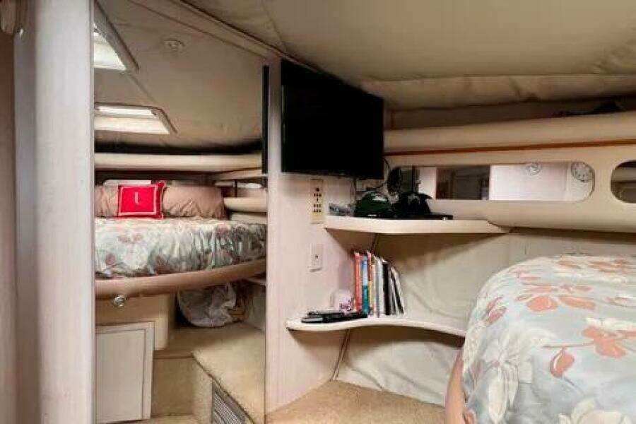 1996 Cruisers Yachts 4285 Express Bridge