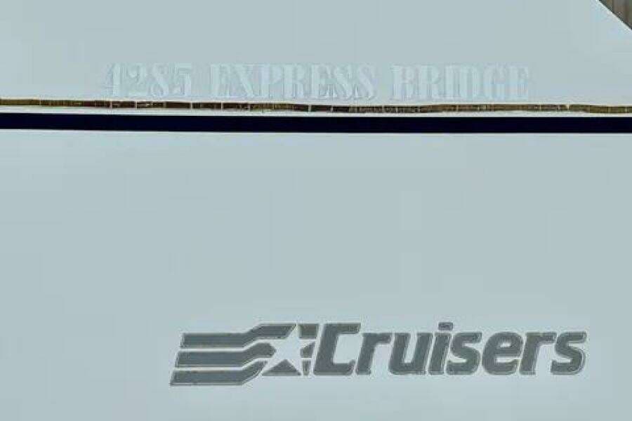 1996 Cruisers Yachts 4285 Express Bridge