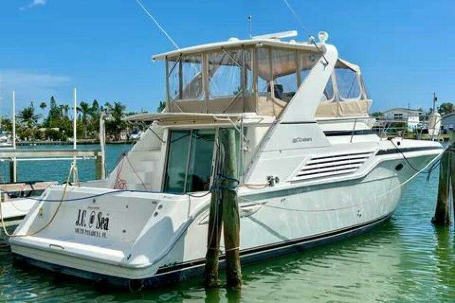 1996 Cruisers Yachts 4285 Express Bridge