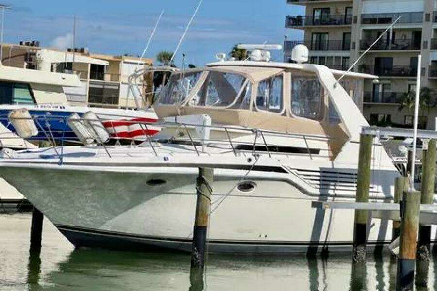 1996 Cruisers Yachts 4285 Express Bridge