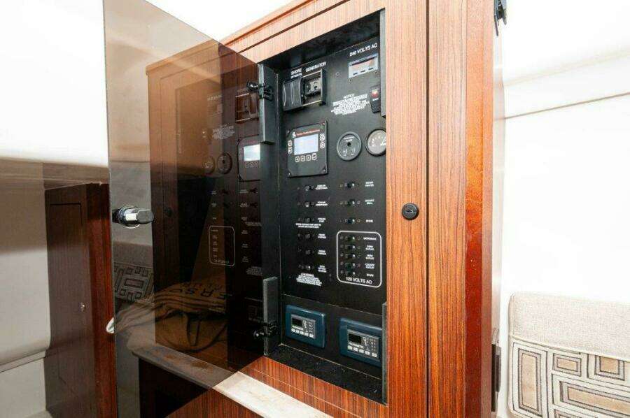 2023 Pursuit DC 365 Dual Console