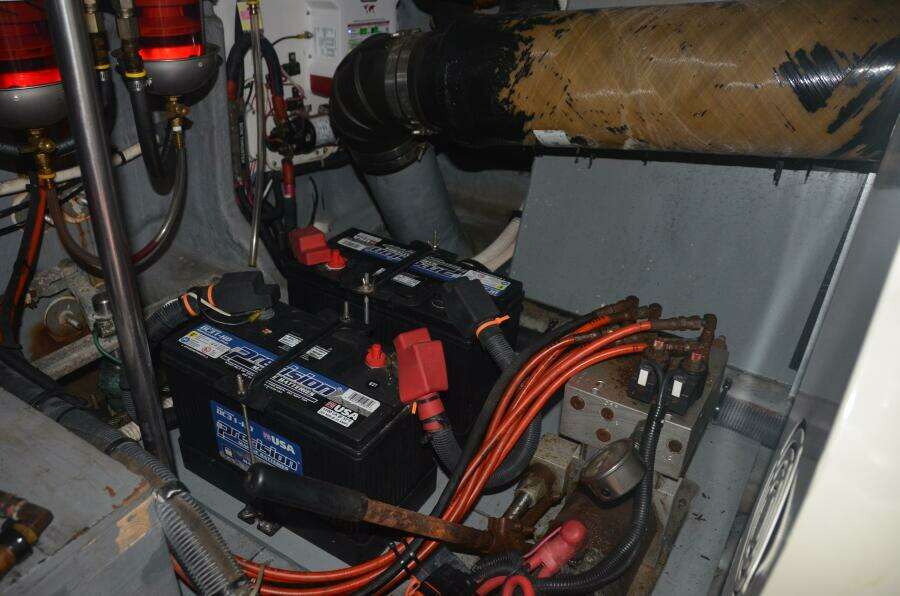 Sea Ray 46 4 RICH-SHER OR POORER - Engine Room