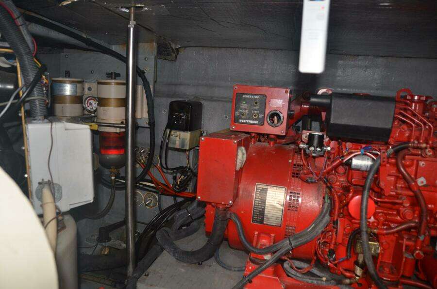 Sea Ray 46 4 RICH-SHER OR POORER - Engine Room