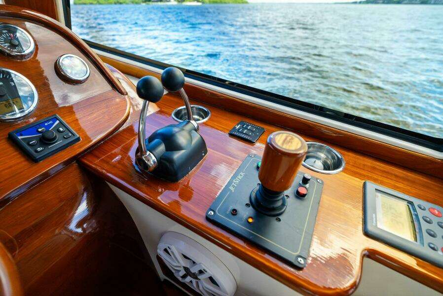 2008 Hinckley Talaria 38R Convertible