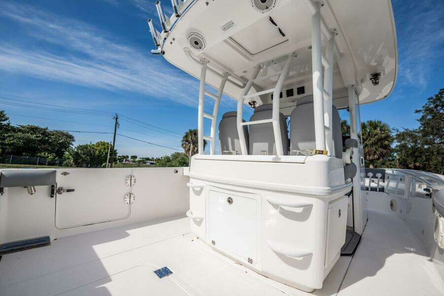 2021 Everglades 335 Center Console