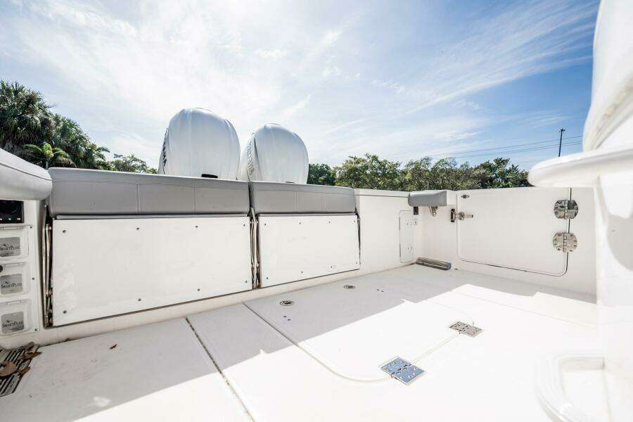 2021 Everglades 335 Center Console