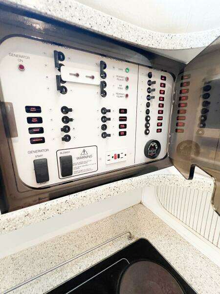 2000 Rinker Fiesta Vee 330