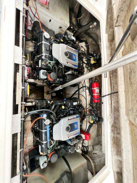 2000 Rinker Fiesta Vee 330