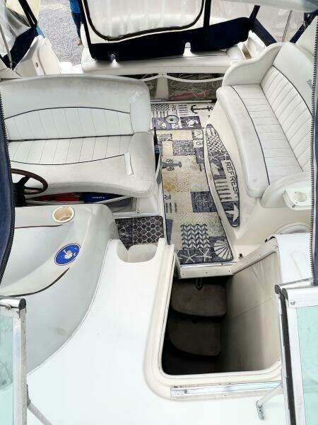 2000 Rinker Fiesta Vee 330