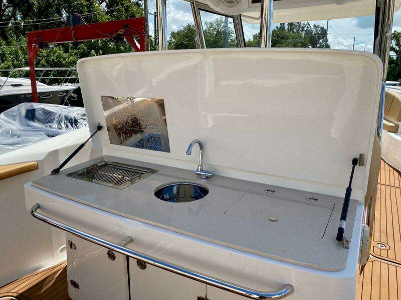 2023 Fishing Raptor 390 Solarium
