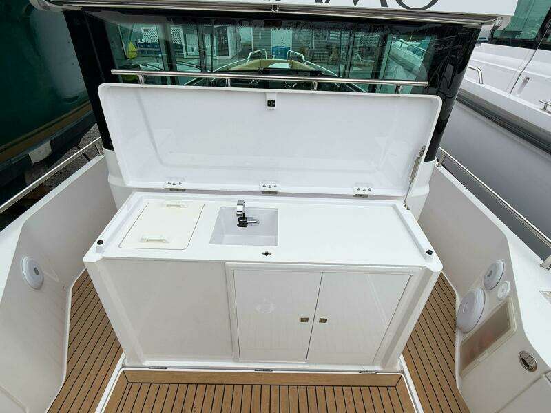 2020 Axopar 28 Cabin w/Wet Bar