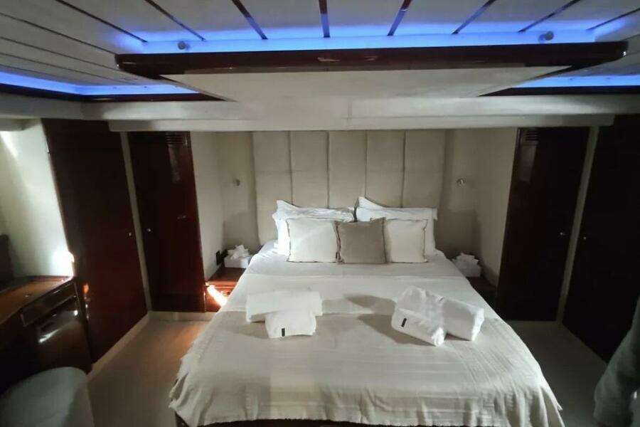 2002 Ferretti Yachts 720