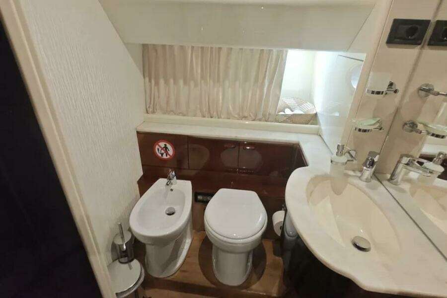 2002 Ferretti Yachts 720