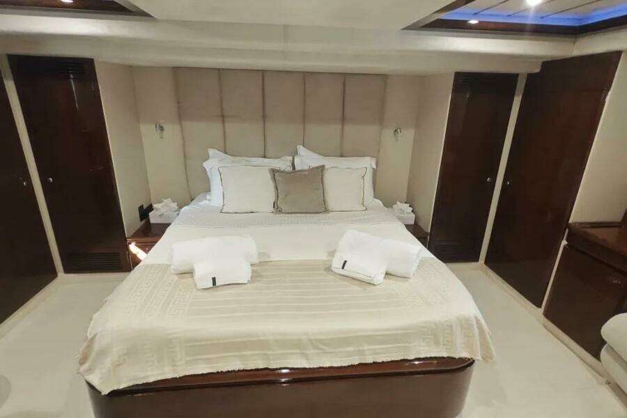 2002 Ferretti Yachts 720