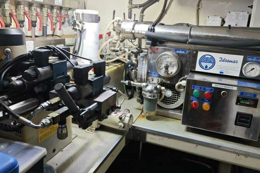 2002 Ferretti Yachts 720