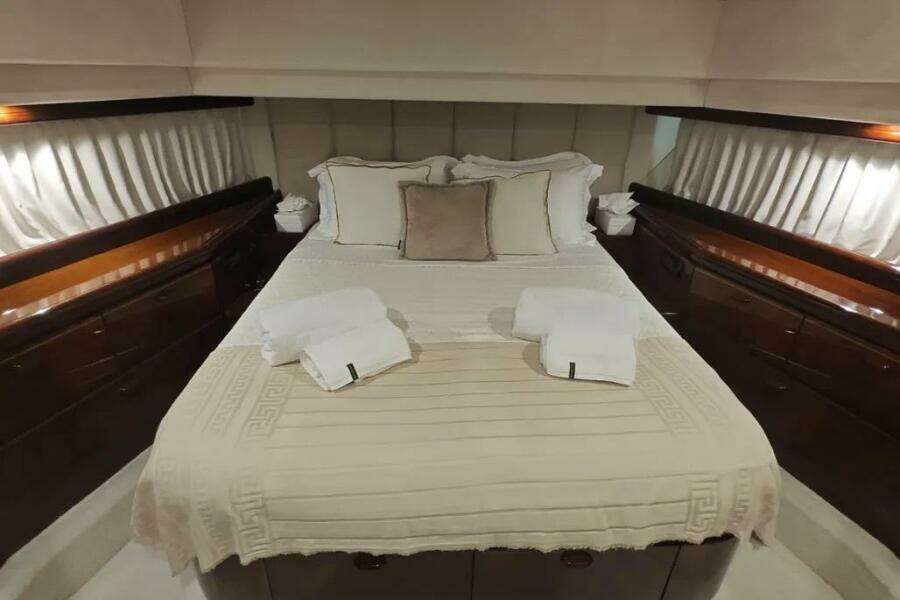 2002 Ferretti Yachts 720