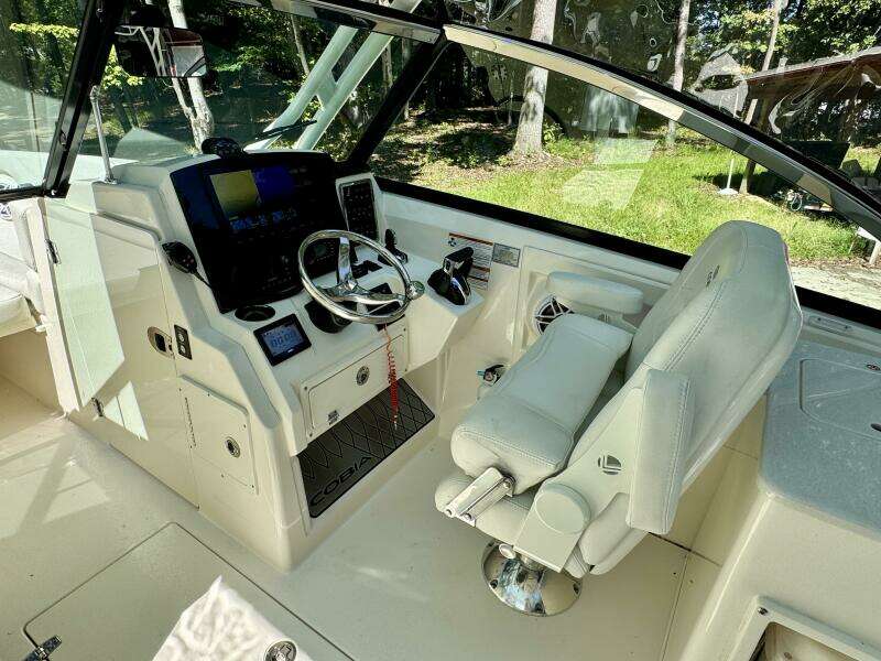 2022 Cobia 280 DC
