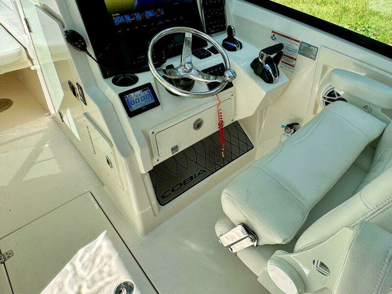 2022 Cobia 280 DC
