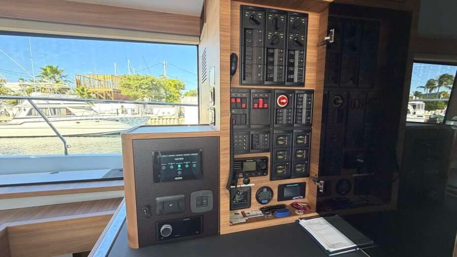 2025 Aquila 54 ENCLOSED BRIDGE