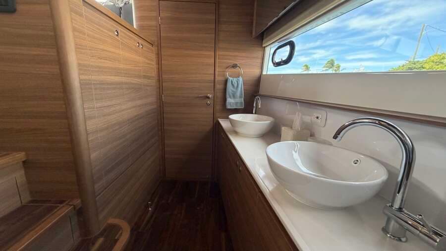 2025 Aquila 54 ENCLOSED BRIDGE