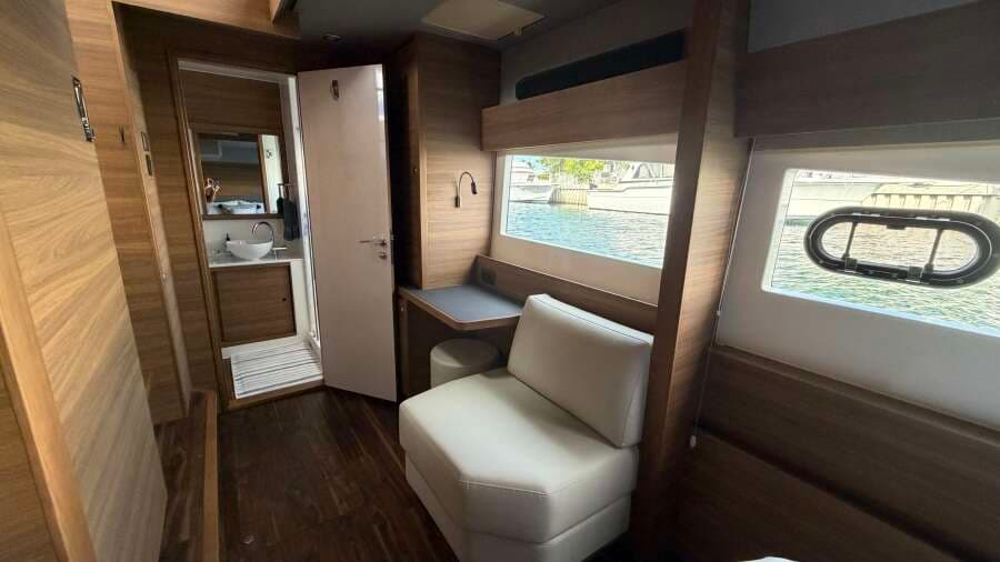 2025 Aquila 54 ENCLOSED BRIDGE