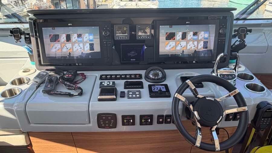 2025 Aquila 54 ENCLOSED BRIDGE