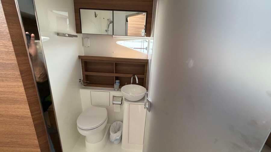 2025 Aquila 54 ENCLOSED BRIDGE