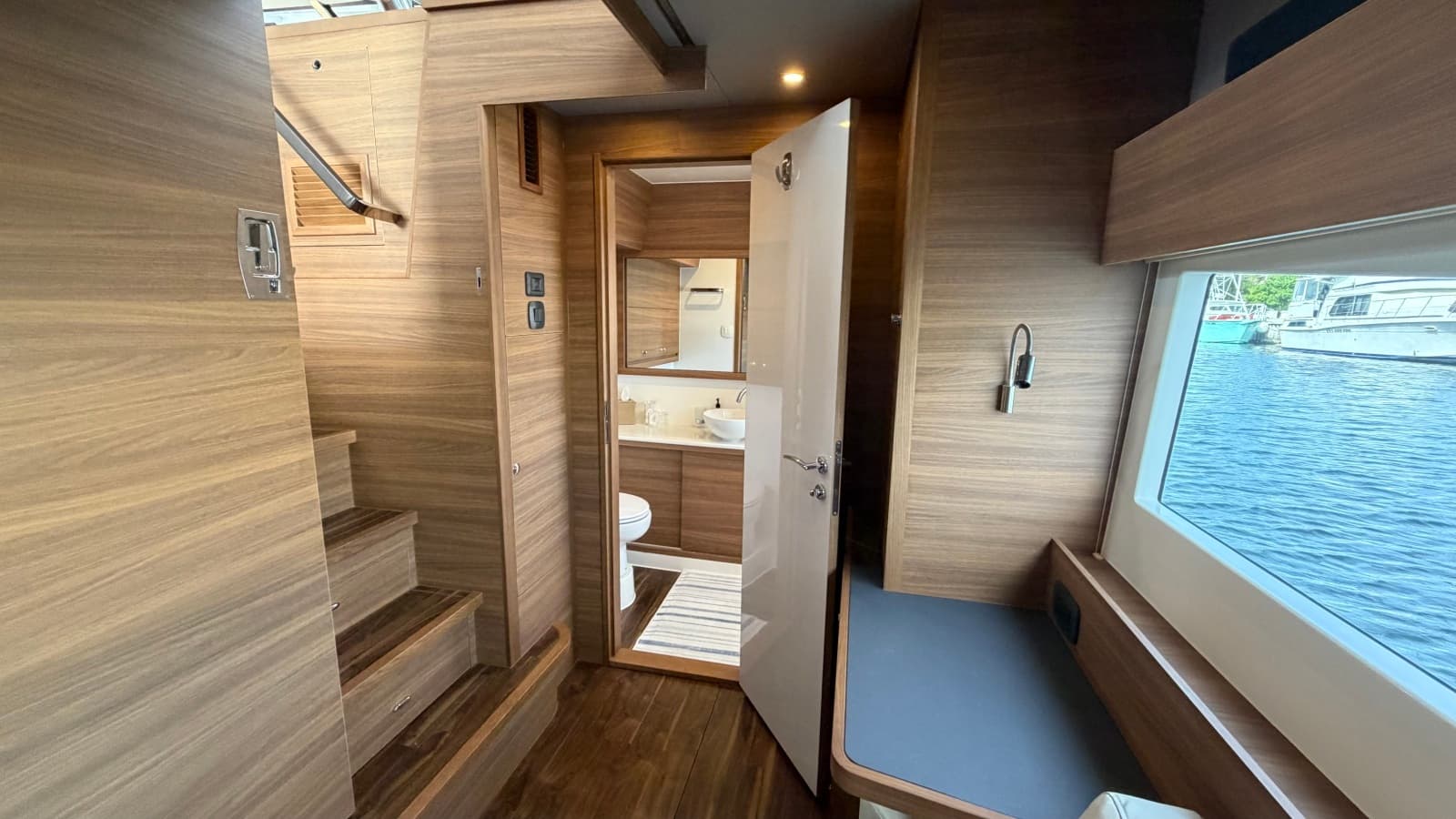 2025 Aquila 54 ENCLOSED BRIDGE