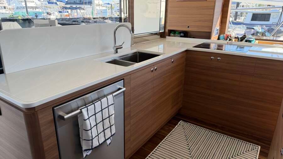 2025 Aquila 54 ENCLOSED BRIDGE