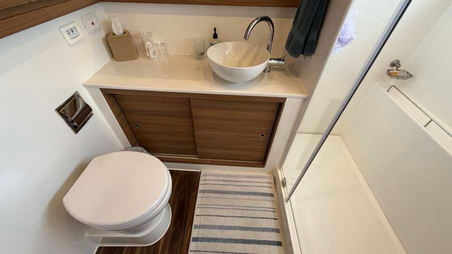 2025 Aquila 54 ENCLOSED BRIDGE