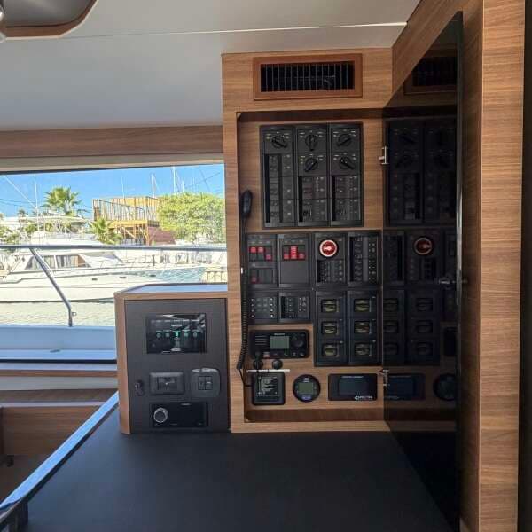 2025 Aquila 54 ENCLOSED BRIDGE