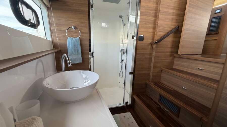 2025 Aquila 54 ENCLOSED BRIDGE