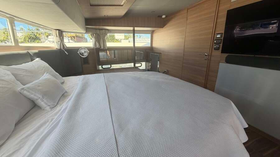 2025 Aquila 54 ENCLOSED BRIDGE