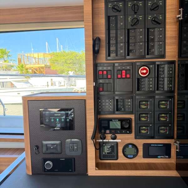 2025 Aquila 54 ENCLOSED BRIDGE