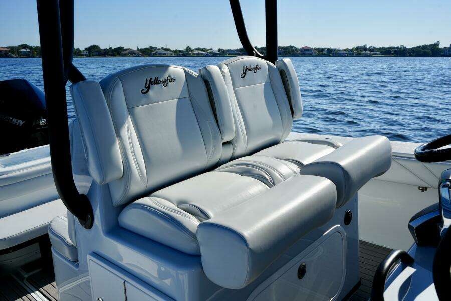 Yellowfin 32 Luhn 32- Center Console Seating